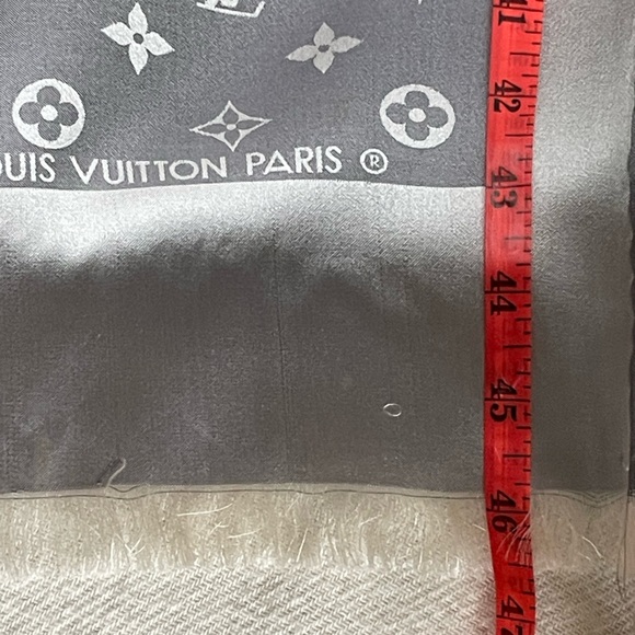 Louis Vuitton Silk Falling Monogram Stole - Picture 14 of 15